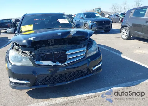 2013 Mercedes-Benz C 250 Sport z USA, uszkodzony, nr VIN WDDGF4HB4DR241724